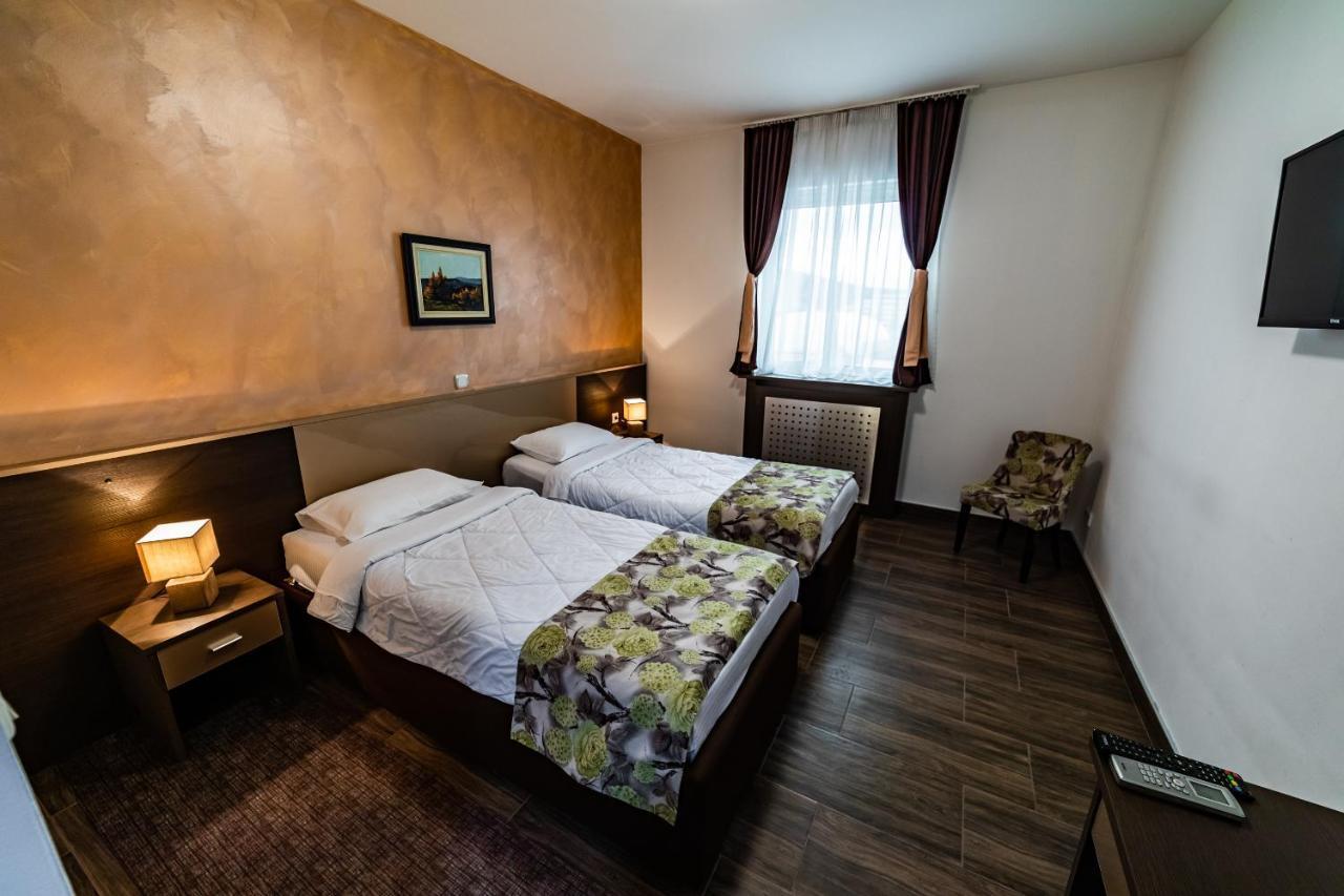 Hotel Albo Bor Luaran gambar